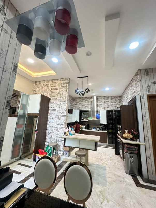 dijual rumah pik 1