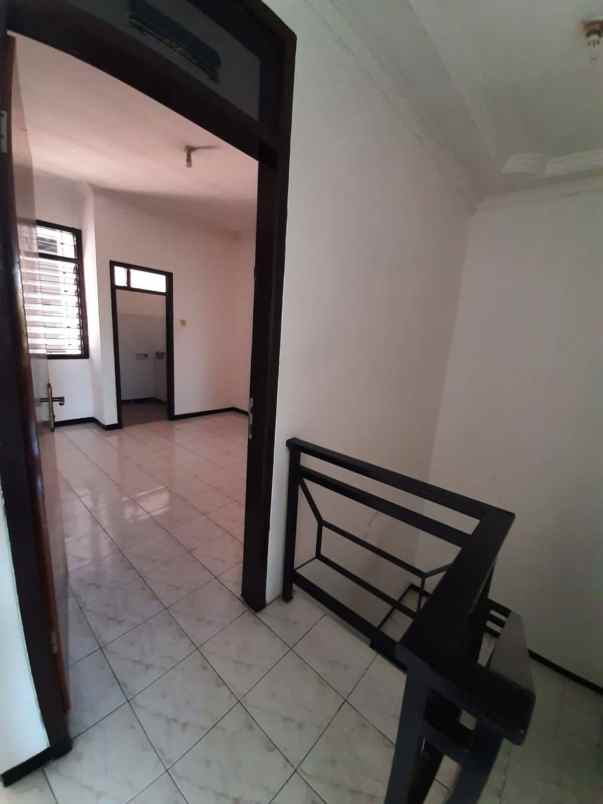 dijual rumah pucang anom