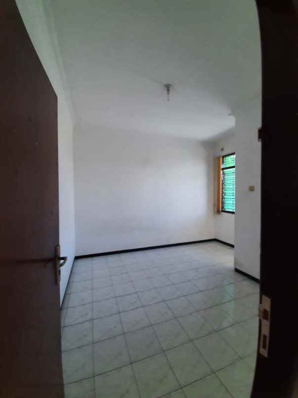 dijual rumah pucang anom