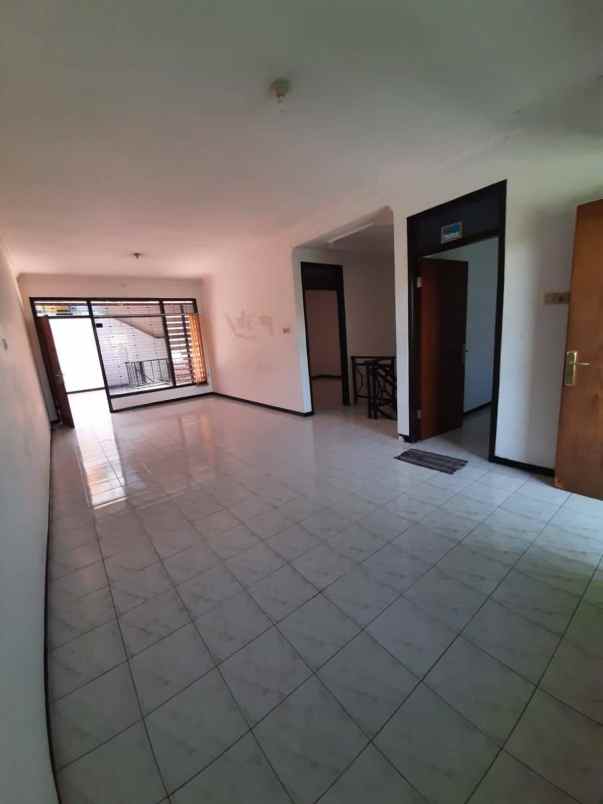 dijual rumah pucang anom