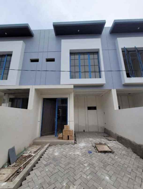 dijual rumah regency one babatan pantai