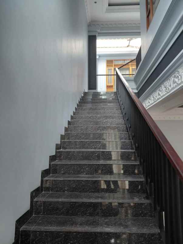 dijual rumah sangat strategis