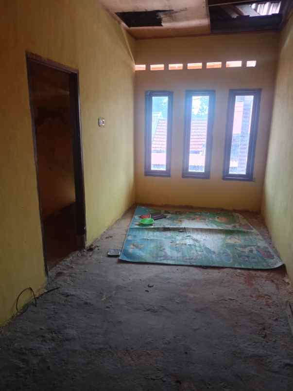 dijual rumah second jalan manunggal depan kampus uin