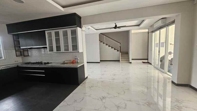 dijual rumah semi vila lantai 2 lokasi kerobokan