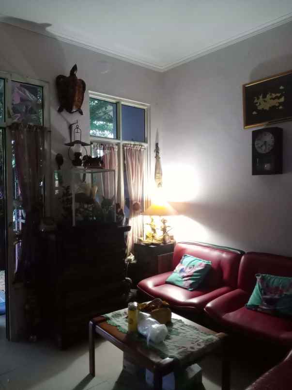 dijual rumah serua jl bojongsari