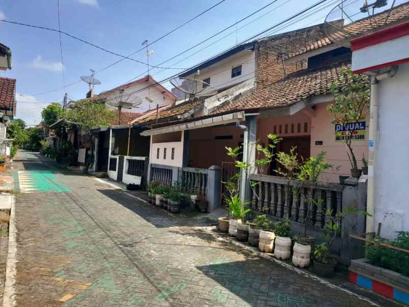 dijual rumah siap huni dua lantai