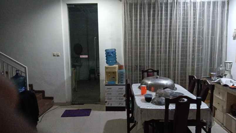 dijual rumah sutorejo selatan