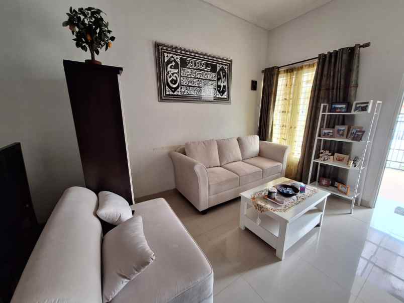 dijual rumah taman anggrek view