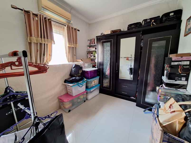 dijual rumah taman anggrek view