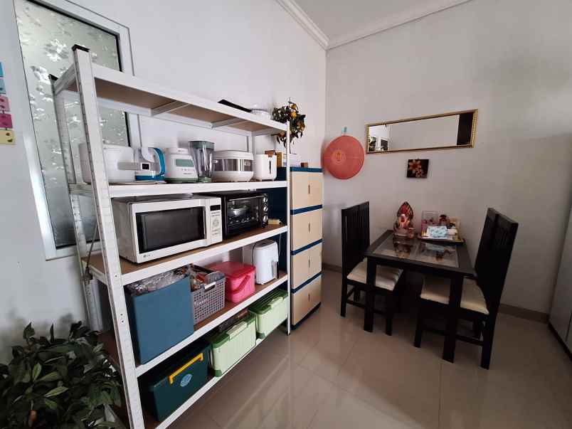 dijual rumah taman anggrek view