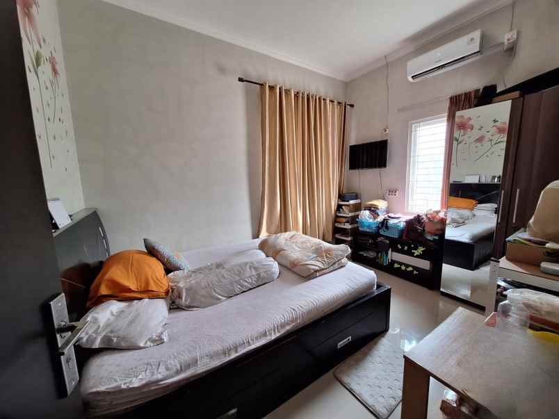 dijual rumah taman anggrek view