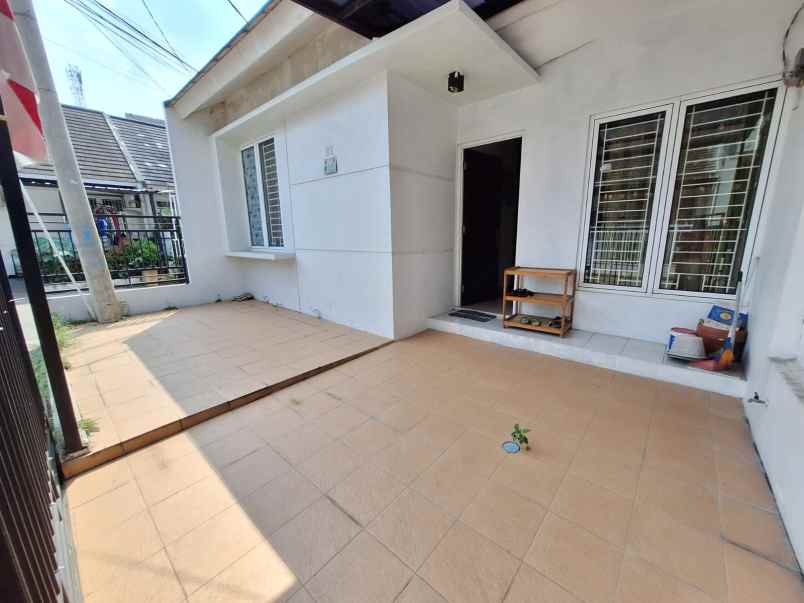 dijual rumah taman anggrek view