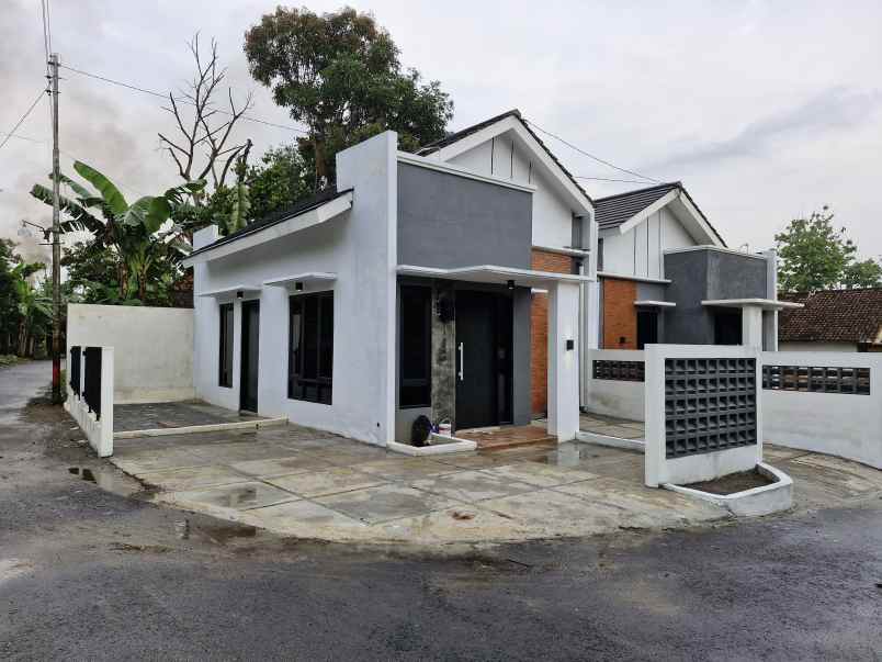 dijual rumah utara pasar godean 2 menit