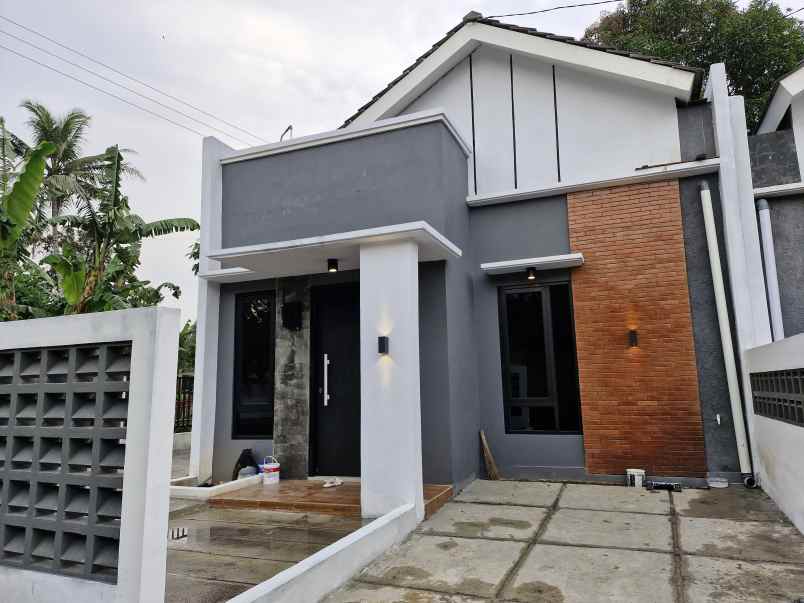 dijual rumah utara pasar godean 2 menit