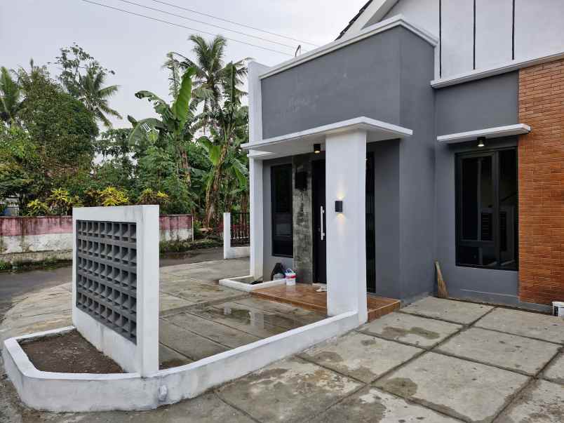 dijual rumah utara pasar godean 2 menit