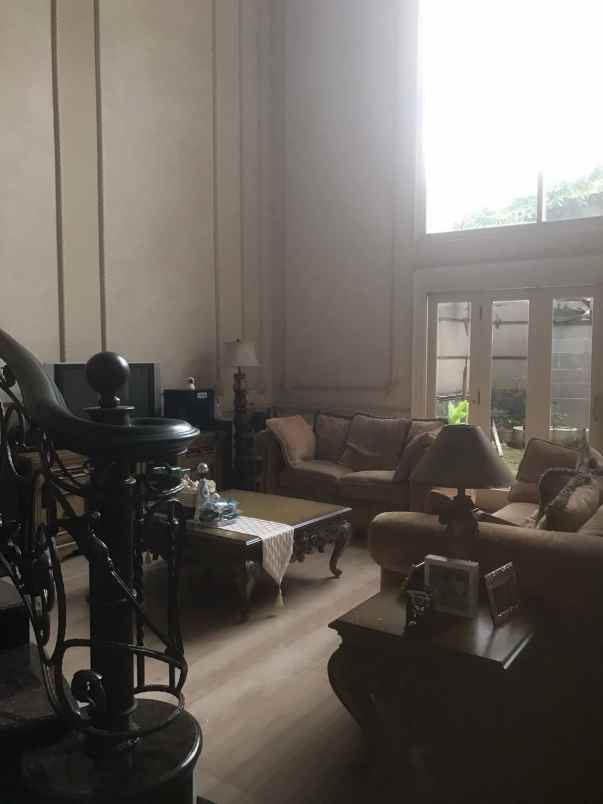 dijual rumah villa bukit regency