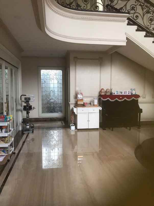 dijual rumah villa bukit regency