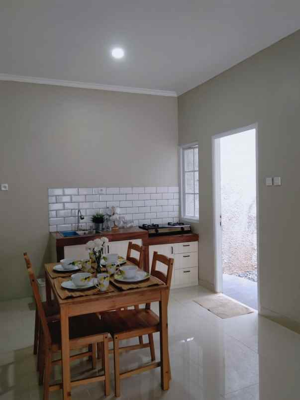 dijual rumah villa dago tol serua