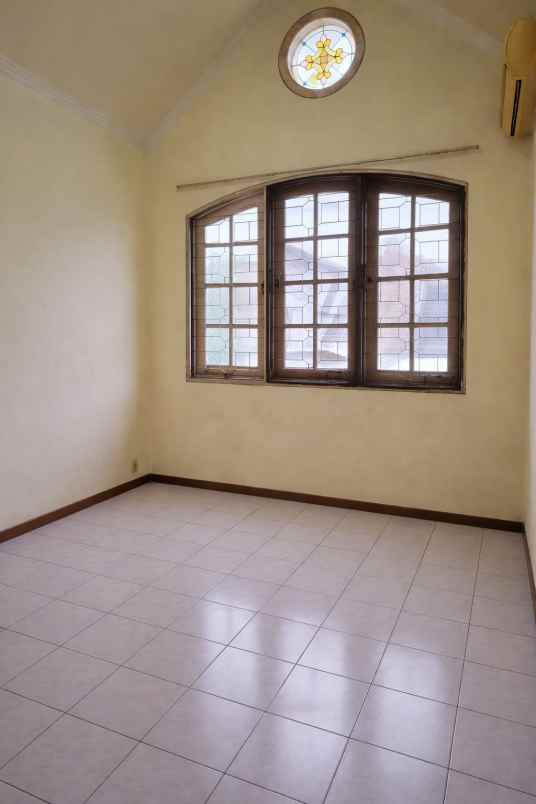 dijual rumah villa valencia