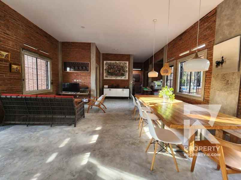 dijual villa jalan batur sari