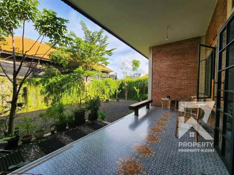 dijual villa jalan batur sari