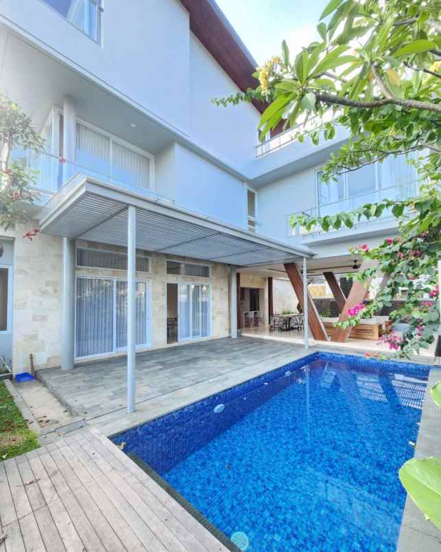 dijual villa kita selatan