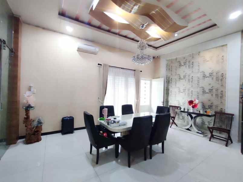 dijual villa komplek cemara kuta jalan