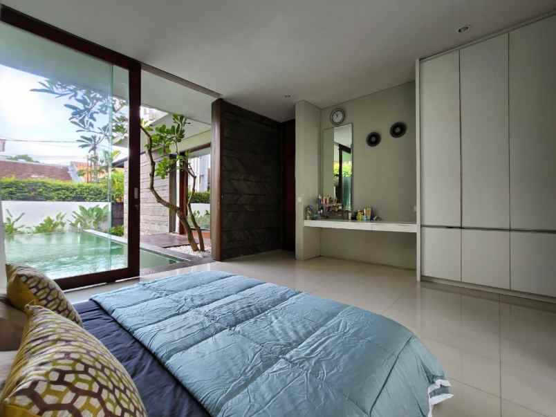 dijual villa lantai 2 lokasi puri gading