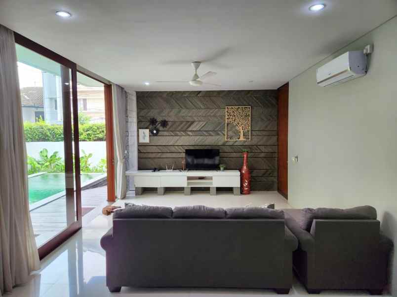 dijual villa lantai 2 lokasi puri gading