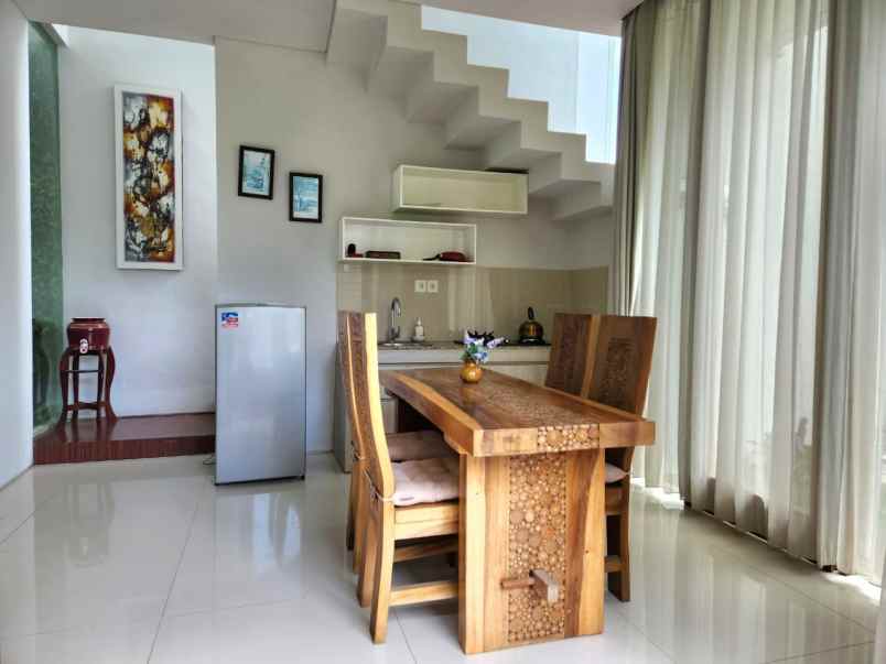 dijual villa lantai 2 lokasi puri gading