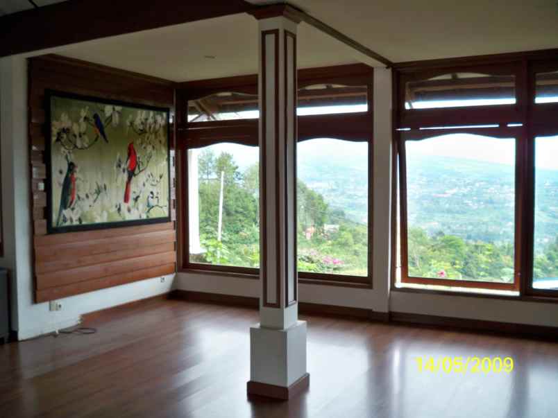 dijual villa megamendung