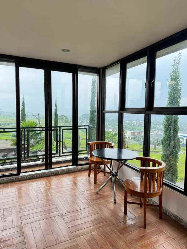 dijual villa modern lokasi di panderman batu