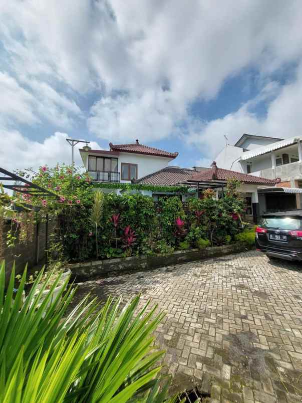 dijual villa modern lokasi di panderman batu
