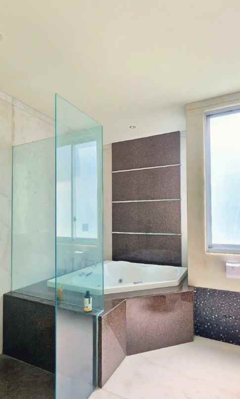 disewakan rumah jalan pakuwon indah