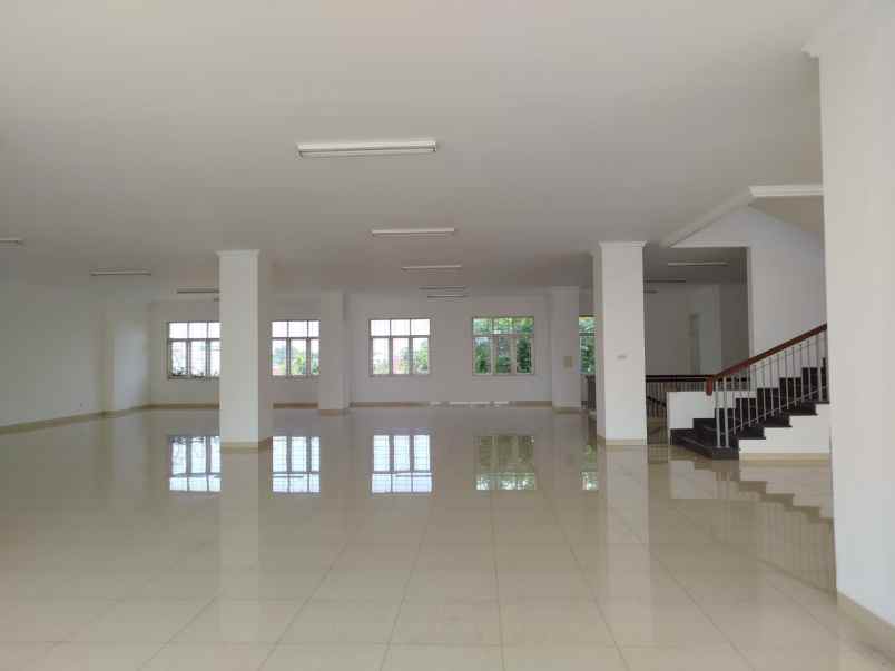 gedung raya jemursari 3 lantai ac 18 unit