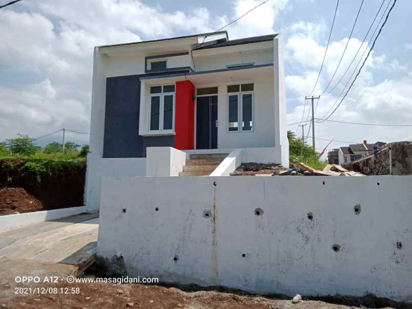 hunian minimalis bernuansa villa di kawasan pegunungan