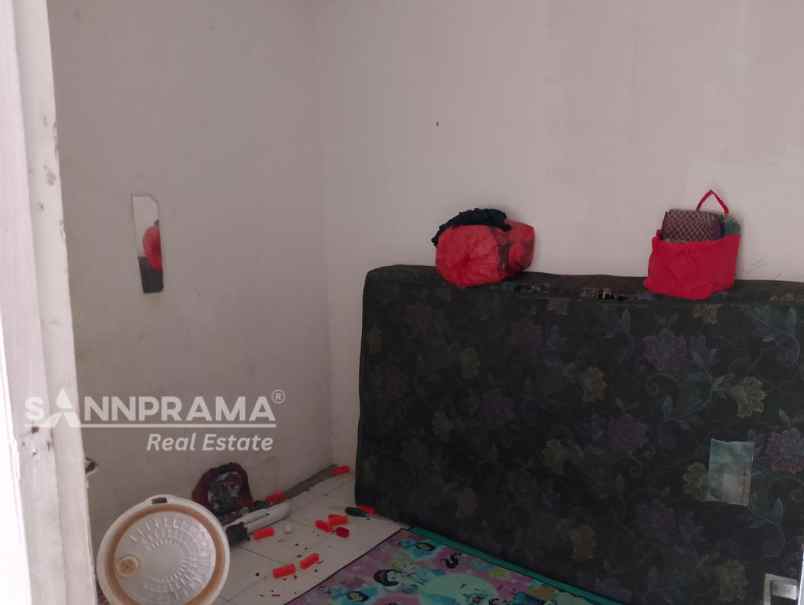 kost 7 kamar 2 lantai dekat stasiun dan kampus tbr