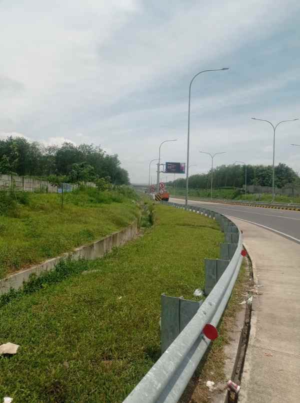 lahan kosong di samping gerbang tol sinaksak
