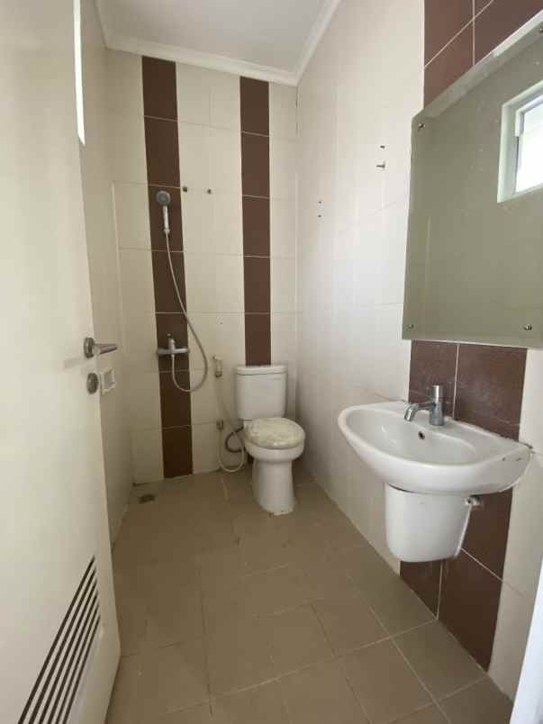 ruko disewakan di casajardin 3lantai bebas banjir