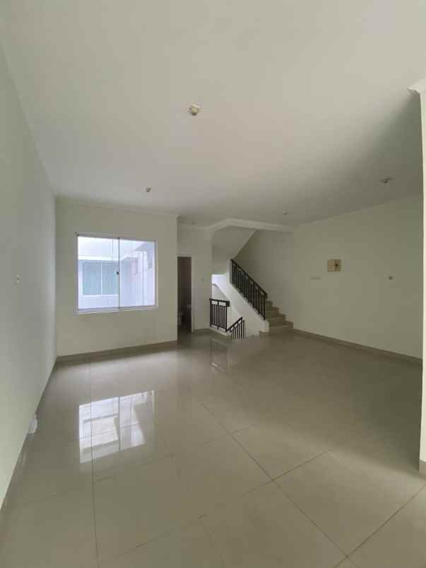 ruko disewakan di casajardin 3lantai bebas banjir