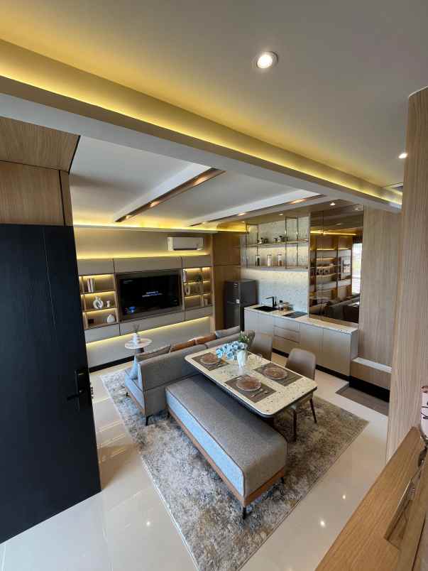 rumah 1m an persis samping bandara