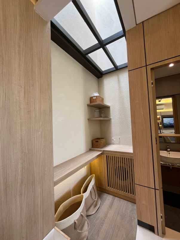 rumah 1m an persis samping bandara