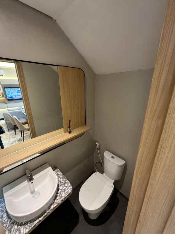 rumah 1m an persis samping bandara