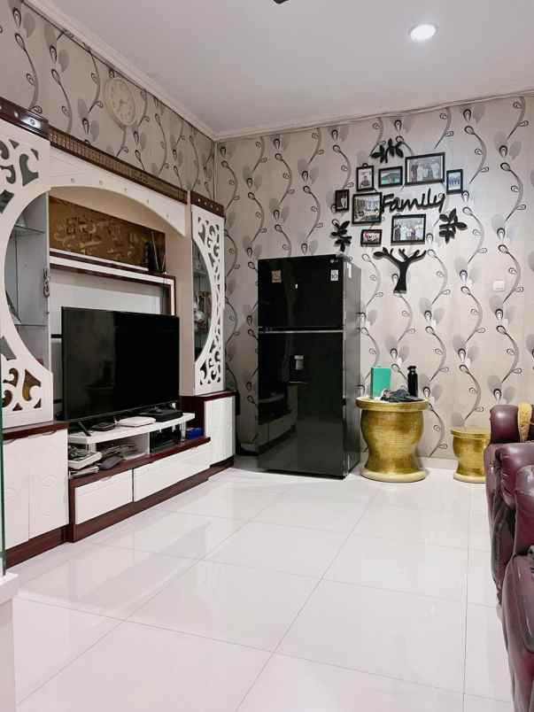 rumah 2 lantai dengan mushola carport luas di ulujami