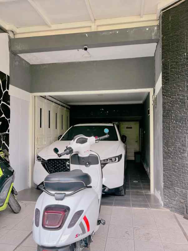rumah 2 lantai dengan mushola carport luas di ulujami