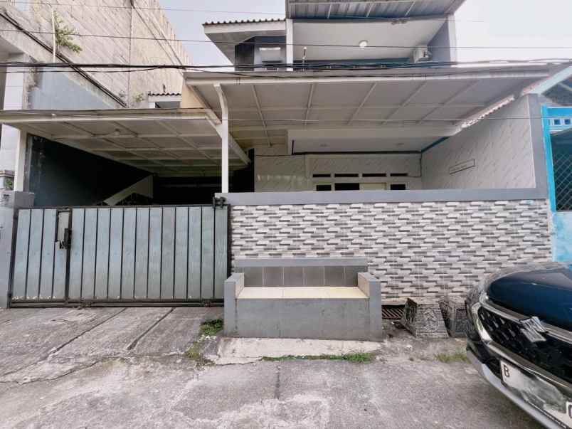 rumah 2 lantai dengan mushola carport luas di ulujami