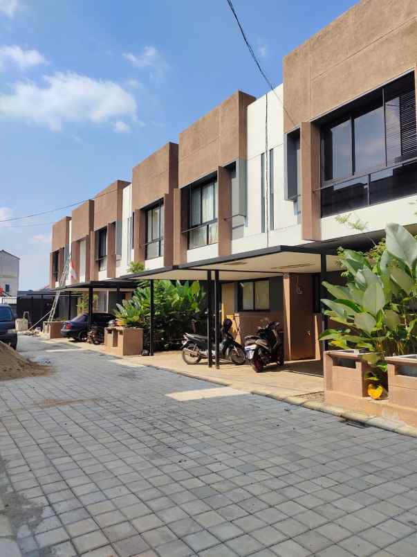 rumah 2 lantai di citayem siap huni