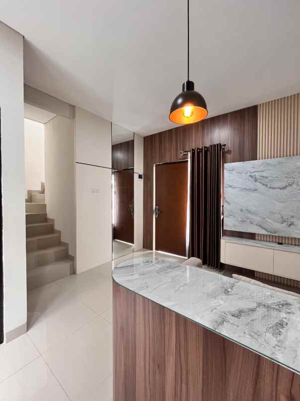 rumah 2 lantai di pamulang barat dekat toll bsd