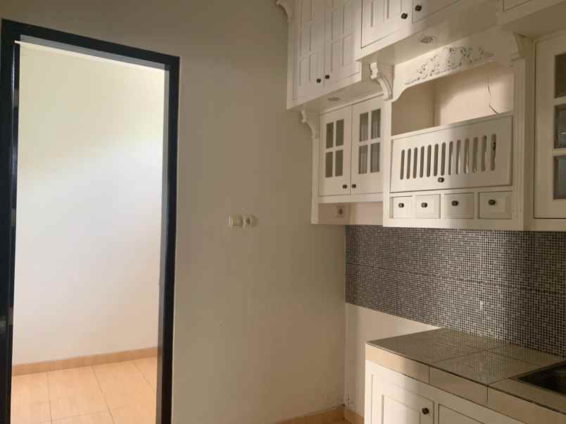 rumah 2 lantai mewah dengan banyak bonus dekat ugm