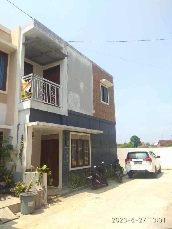 rumah 2 lantai model void di korpri